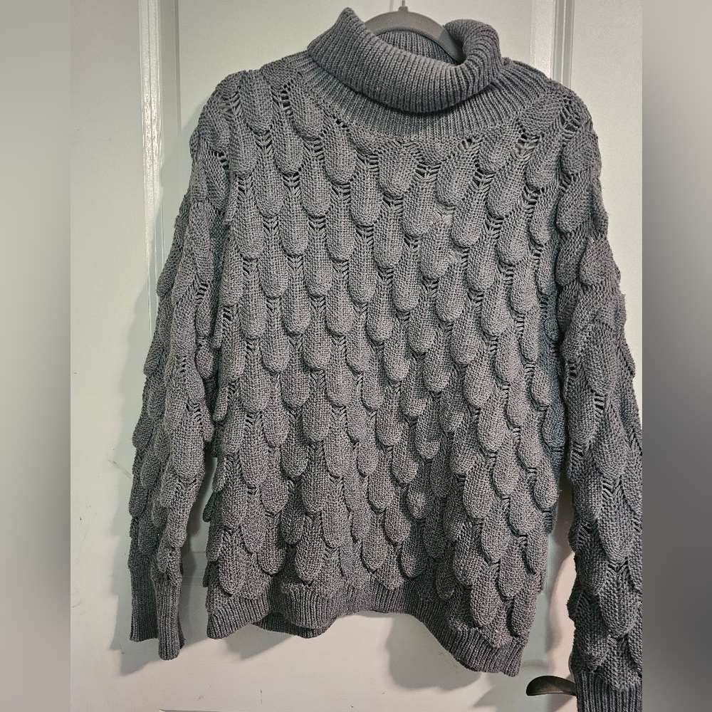 Gray Turtleneck Women Sweater NWT. size Large